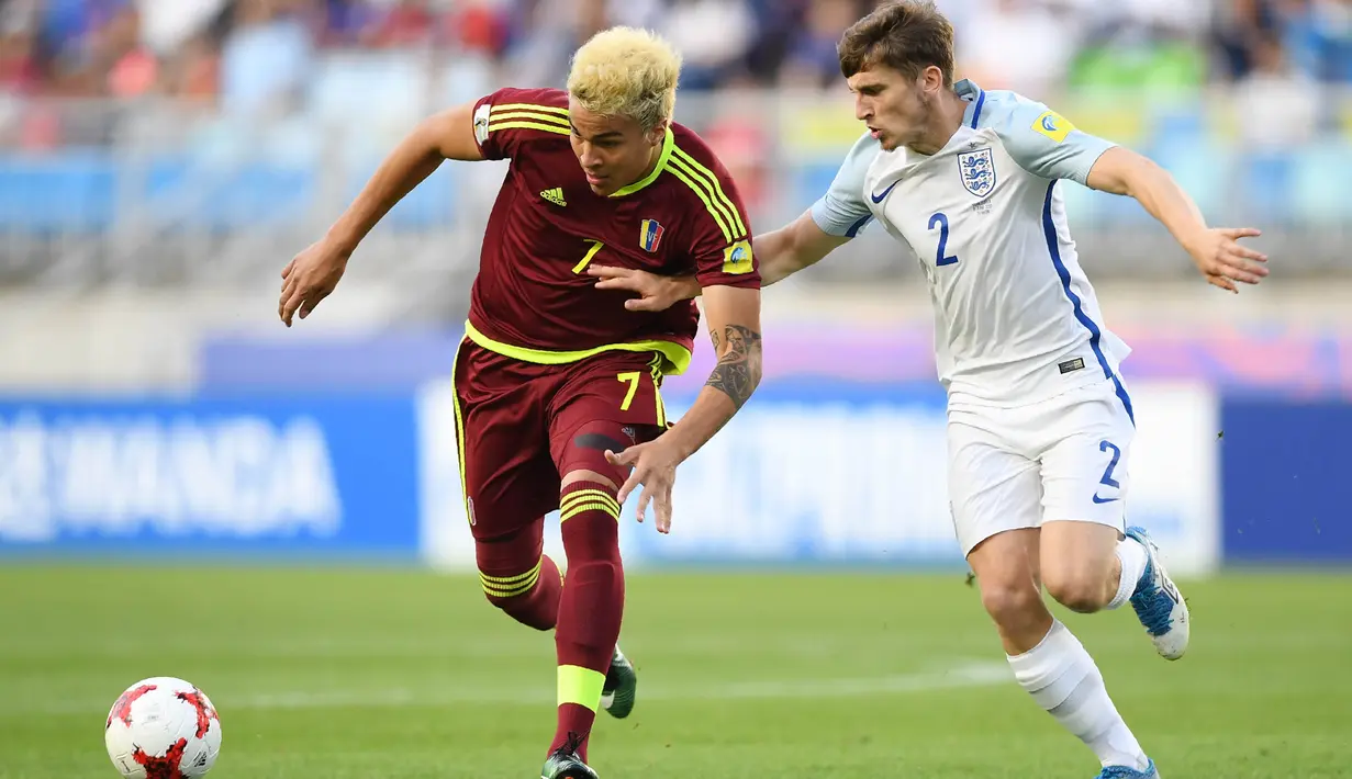 4. Jonjoe Kenny (Everton) - The Toffees memang tidak pernah kebahisan talenta muda berkualitas. Gelandang ini tujuh kali menjadi starting line up dengan mencatatkan dua asisst pada gelaran Piala Dunia U-20 lalu. (AFP/Jung Yeon-Je)