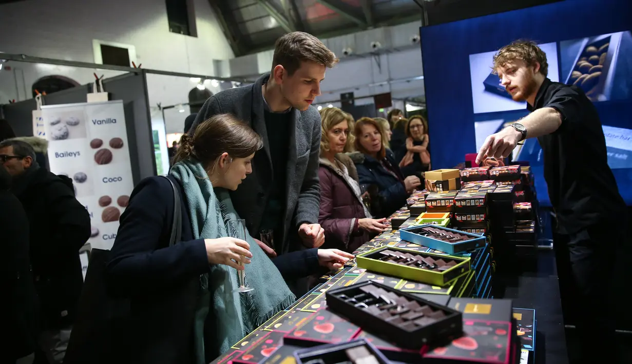 Peserta pameran memperkenalkan produk cokelat kepada pengunjung di Pameran Cokelat Brussel ketujuh di Brussel, Belgia (13/2/2020). Pameran ini mempertemukan lebih dari seratus pembuat cokelat, koki pastri, manisan, dan produsen kakao, dibuka pada Kamis (13/2) di ibu kota Belgia. (Xinhua/Zhang Cheng)