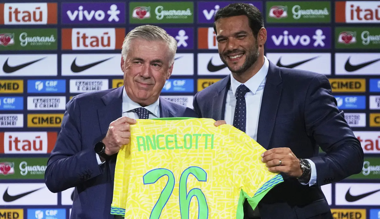 Carlo Ancelotti (kiri) berfoto bersama Presiden Federasi Sepak Bola Brasil, Samir Xaud sambil memegang jersey bertuliskan namanya saat acara perkenalan pelatih baru Timnas Brasil di sebuah hotel di Barra da Tijuca, Rio De Janeiro, Brasil, Senin (26/05/2025) waktu setempat. (AP Photo/Silvia Izquierdo)