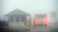 Ambulans dari  Kabupaten Okaloosa duduk di pintu masuk Angkatan Udara Eglin di Fort Walton Beach, Florida, pada hari Rabu. (dok. AP/DEVON RAVINE)