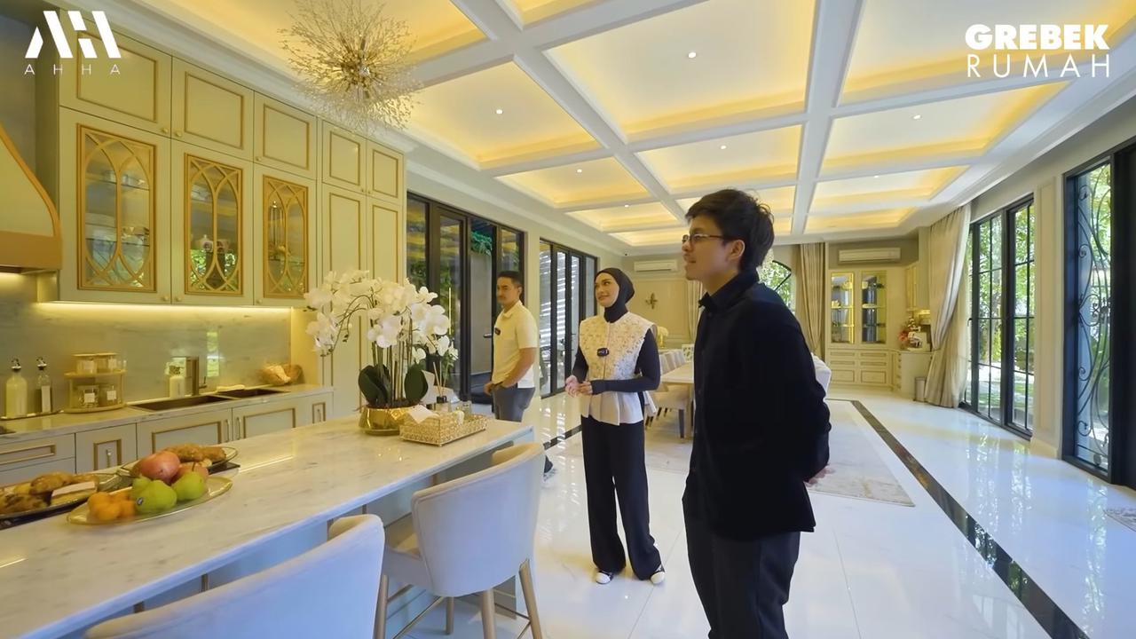 5 Potret Dapur di Istana Megah Putri Zulhas & Zumi Zola, Seluas Lapangan Sepakbola & Mewah dengan Sentuhan Emas