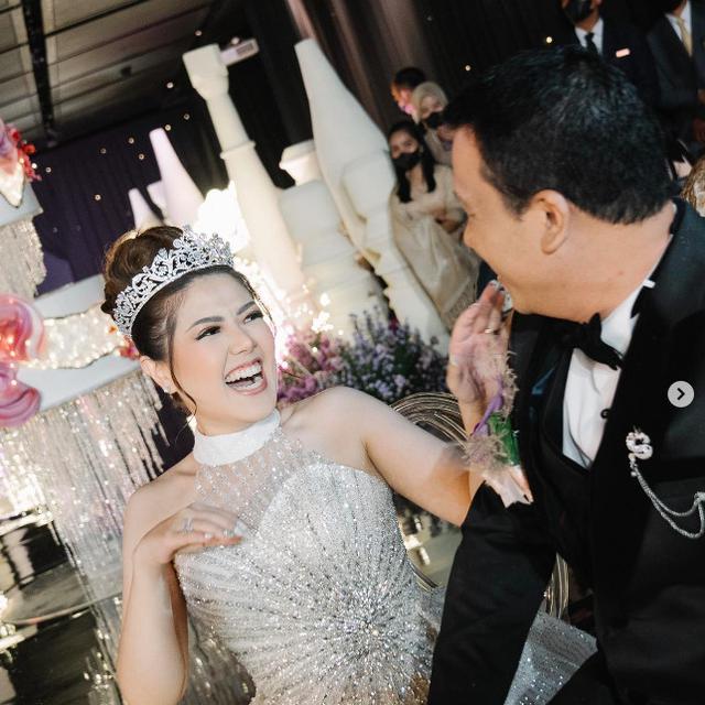 7 Potret Pernikahan Tina Toon yang Digelar Tertutup