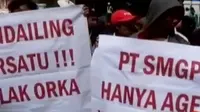Warga asal Mandailing Natal, Sumatera Utara, menggelar unjuk rasa menolak perusahaan panas bumi.