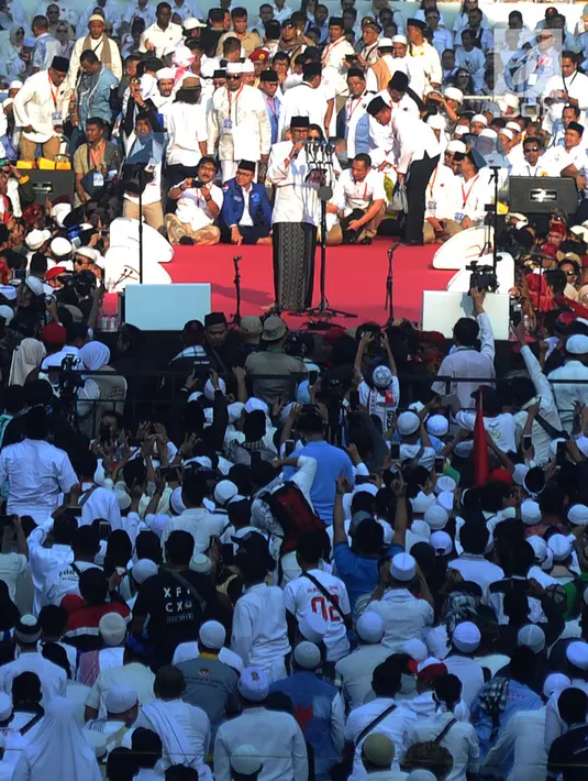 Calon wakil presiden nomor urut 02 Sandiaga Uno menyapa para pendukung dalam kampanye akbar Prabowo-Sandi di Stadion Utama Gelora Bung Karno (SUGBK), Jakarta, Minggu (7/4). Sejumlah tokoh nasional pendukung Prabowo - Sandiaga pun turut hadir. (merdeka.com/Arie Basuki)