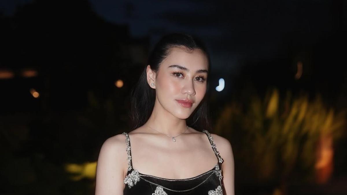 Elegan Serba Hitam, Gaya Aaliyah Massaid di Pernikahan Anak Pemilik Krisna Bali, Makin Mewah dengan Slit Dress dan Tas Rp52 Juta-an