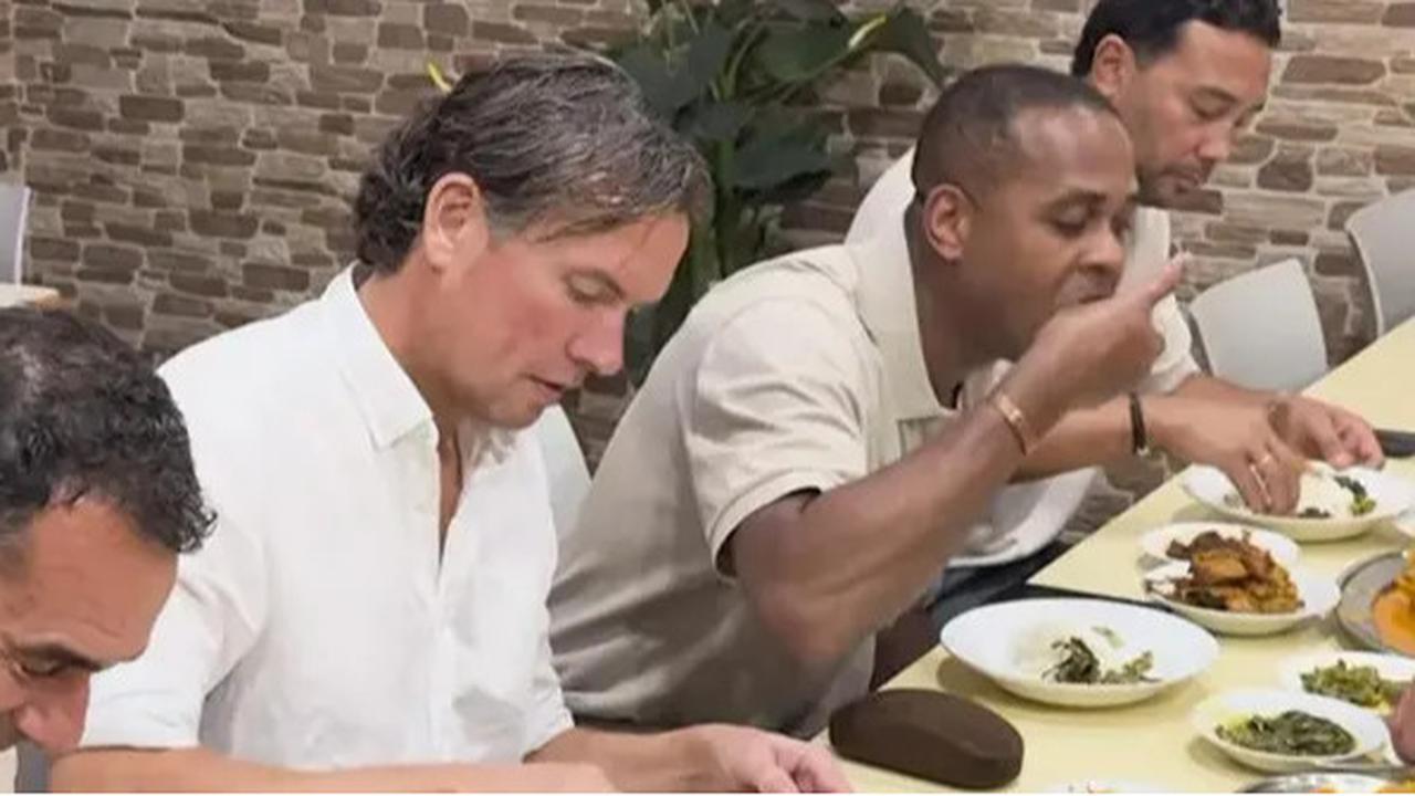 VIDEO: Ketagihan, Kluivert & Tim Pelatih Timnas Jajal Pakai Tangan Makan Nasi Padang