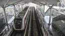 Light Rail Transit (LRT) Jakarta tiba di Stasiun Velodrome, Rawamangun, Jakarta Timur, Kamis (24/3/2022). Pemprov mengusulkan penetapan tarif integrasi transportasi Transjakarta, MRT dan LRT Jakarta untuk menghemat biaya perjalanan pengguna transportasi umum di Jakarta. (merdeka.com/Iqbal S Nugroho)
