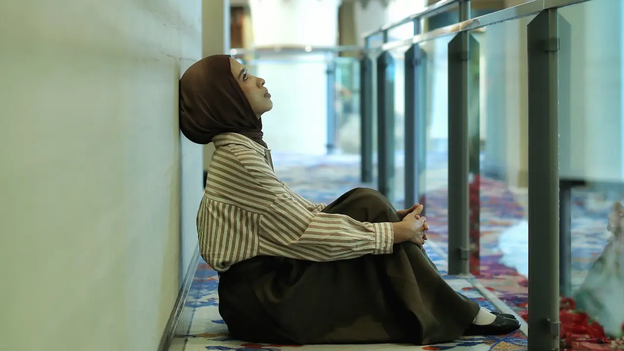 wanita februari menyikapi orang di sekitar