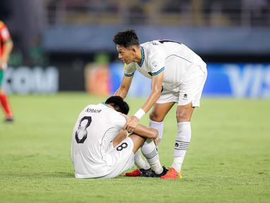 Kekalahan 0-3 Venezuela dari Jerman dan kemenangan 4-0 Korea Selatan atas Selandia Baru pada laga pamungkas Grup F, Sabtu (18/11/2023) menjadi kabar buruk bagi Timnas Indonesia U-17. Dengan hasil ini Grup F berhasil meloloskan tiga tim ke babak 16 besar, yaitu Jerman sebagai juara grup dengan mengemas 9 poin, Meksiko di peringkat kedua dengan 4 poin dan Venezuela di peringkat ketiga dengan 4 poin, kalah selisih gol dari Meksiko. Timnas Indonesia U-17 yang hanya mengemas dua poin akhirnya tertutup peluangnya ke babak 16 besar, kalah bersaing dengan Venezuela yang mengemas 4 poin sebagai tim terakhir peringkat tiga terbaik yang berhak lolos ke babak 16 besar. Berikut ini daftar lengkap 4 negara yang lolos ke babak 16 Besar lewat jalur empat tim peringkat ketiga terbaik. (Bola.com/Bagaskara Lazuardi)