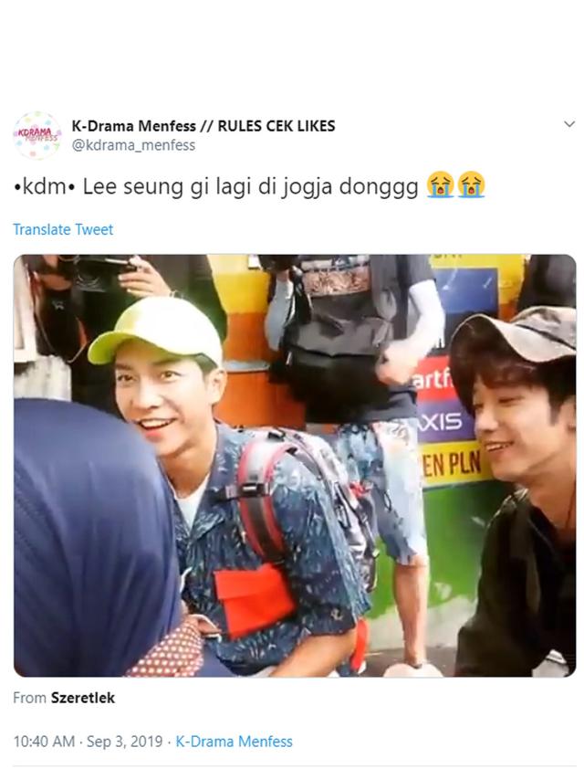 Lee Seung Gi Semringah saat menyambangi tempat Mbah Satinem berjualan. (Twitter/ kdrama_menfess)