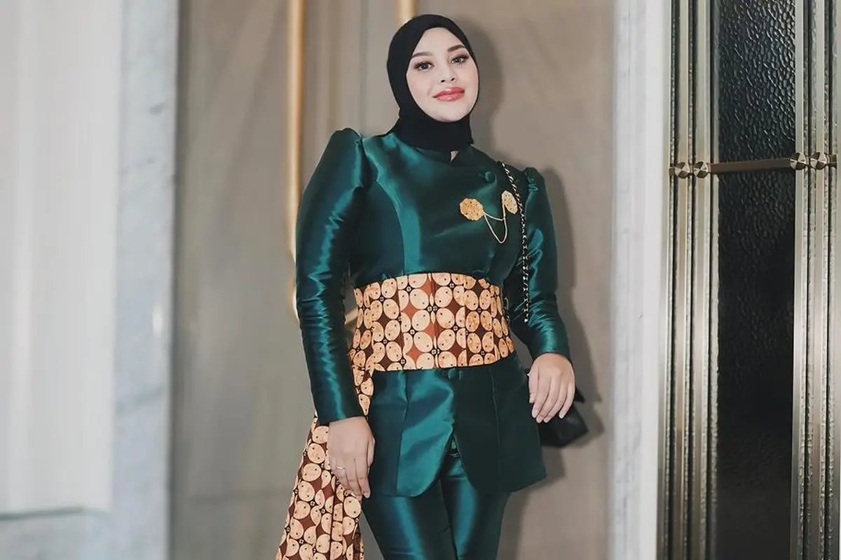 6 Inspirasi Kebaya Modern dari Aurel Hermansyah, Elegan untuk Berbagai Acara