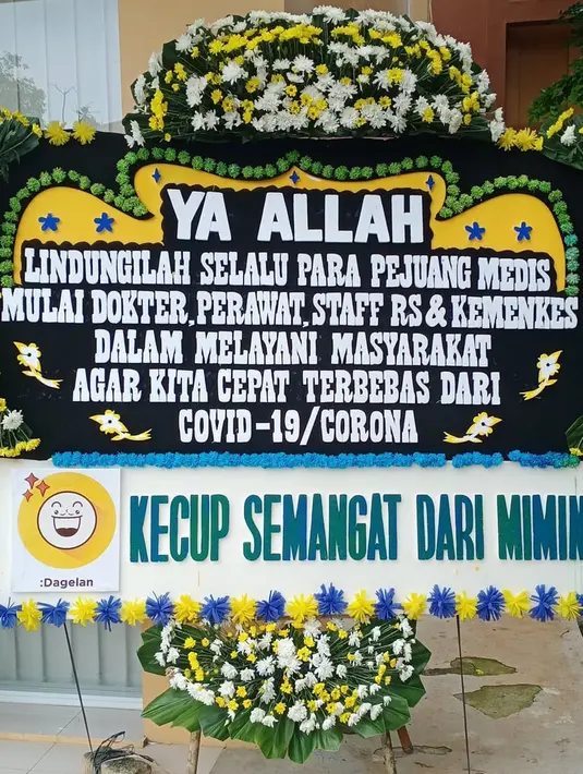 Karangan bunga dukungan untuk tim medis terlihat di RSPI Sulianti Saroso di Jakarta, Jumat (20/3/2020). Kiriman bunga itu dikirimkan oleh masyarakat untuk memberikan semangat sekaligus mendoakan para tenaga medis yang sedang bertugas. (Liputan6.com/@rspi_suliantisaroso)