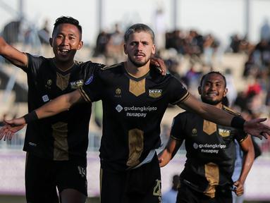 Derby Tangerang tersaji pada pekan ke-20 BRI Liga 1 2022/2023 di Stadion Indomeilk Arena, Minggu (22/1/2023) sore WIB. Dewa United FC yang berstatus tuan rumah dan tertinggal terlebih dahulu akhirnya berhasil mengalahkan saudara tuanya Persita Tangerang dengan skor tipis 3-2. Tiga gol Dewa United dicetak oleh brace Karim Rossi serta satu gol dari Majed Osman. Sementara dua gol persita dicetak oleh Ramiro Fergonzi dan Shin Young-bae, melengkapi dominasi para pemain asing kedua kubu yang mencetak seluruh gol. Dengan hasil ini Dewa United FC sementara menempati posisi ke-13 klasemen sementara dengan mengemas 21 poin. Sementara Persita meski kalah masih lebih baik posisinya di peringkat ke-10 dengan 25 poin. (Bola.com/Bagaskara Lazuardi)