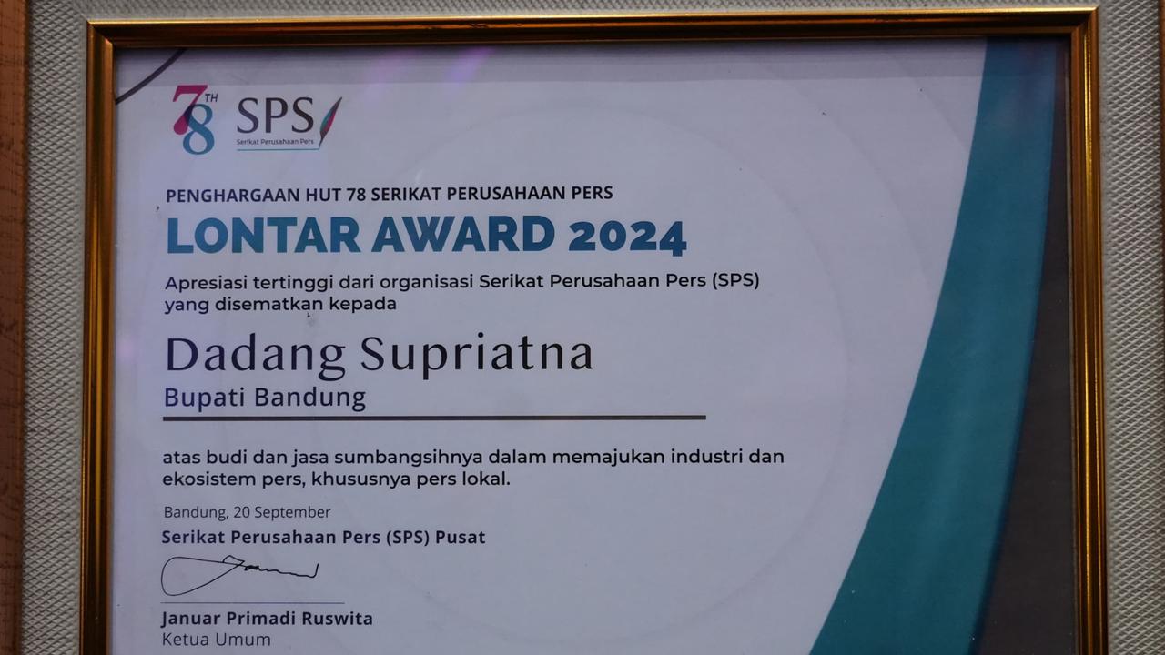 Bupati Bandung Dadang Supriatna yang Diwakili oleh Kadiskominfo Yosep Nugraha Menerima Penghargaan Lontar Award