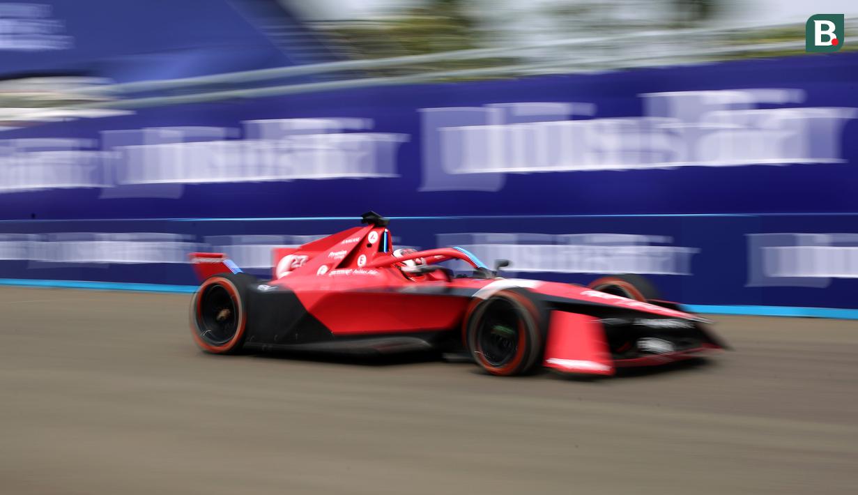 Pembalap Avalanche Andretti, Jake Dennis memacu mobilnya saat sesi kualifikasi Jakarta E-Prix 2023 round-11 di Jakarta International E-Prix Circuit, Ancol, Jakarta, Minggu (04/06/2023). Ia kalah dari Pembalap Maserati MSG Racing, Maximilian Guenther dengan perbedaan waktu 0.585 detik. (Bola.com/Bagaskara Lazuardi)