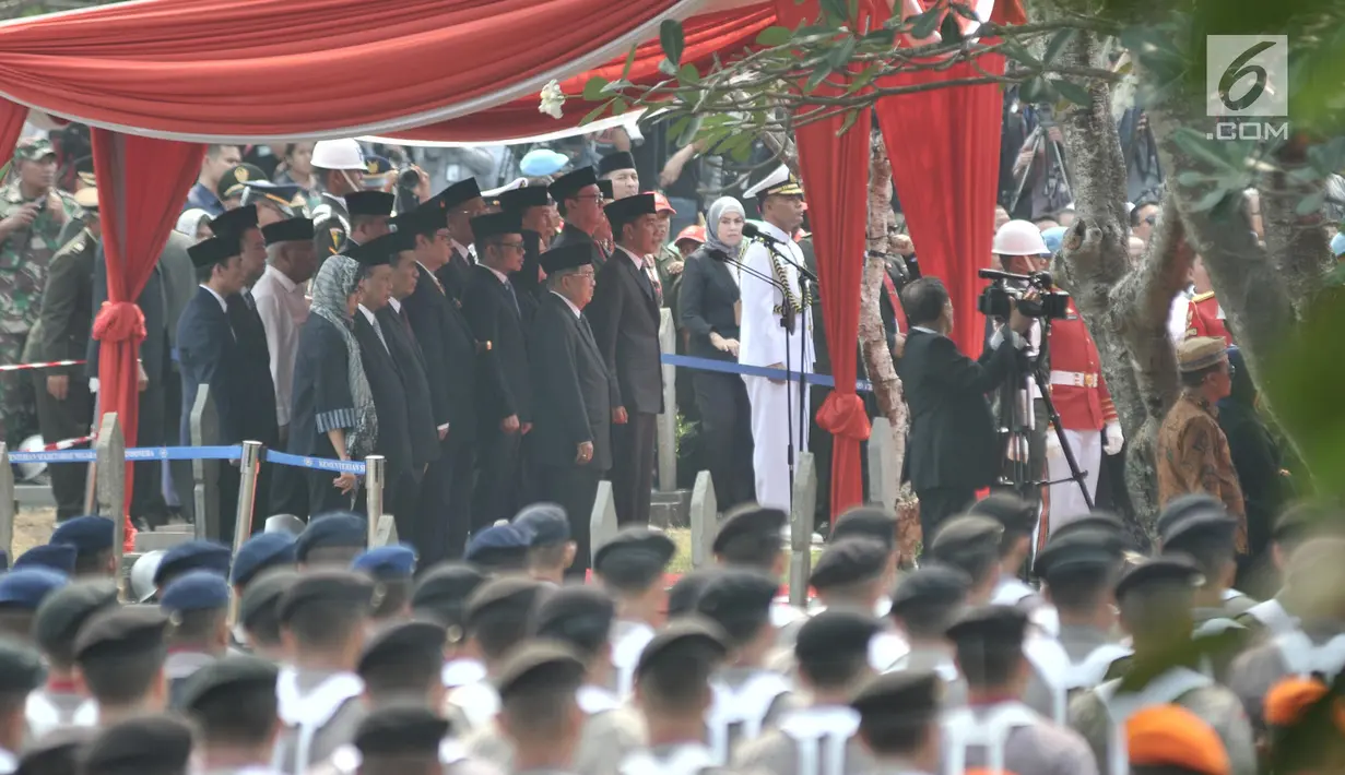 Presiden Joko Widodo didampingi Wapres Jusuf Kalla memimpin upacara pemakaman Presiden ke-3 RI Bacharuddin Jusuf Habibie di TMP Kalibata, Jakarta, Kamis (12/9/2019). Habibie wafat pada Rabu (11/9/2019) dalam usia 83 tahun saat menjalani perawatan di RSPAD Gatot Soebroto. (merdeka.com/Iqbal S. Nugroh