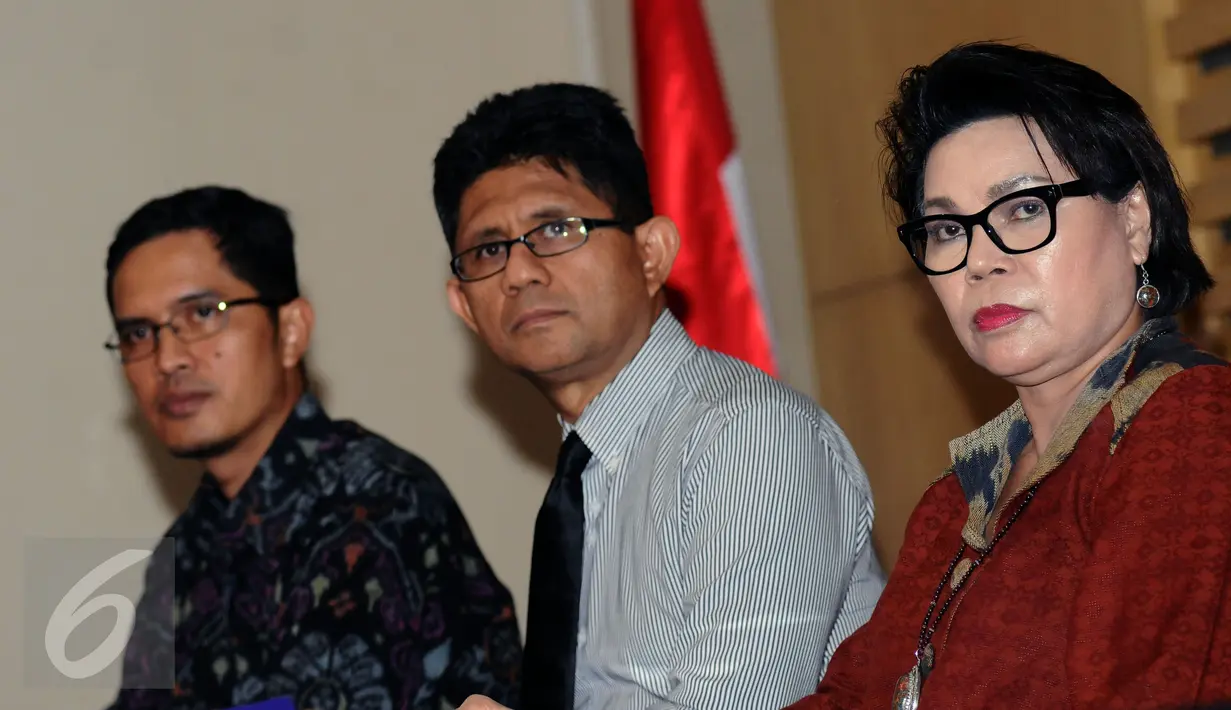 Pimpinan KPK, Laode Muhammad Syarif (tengah) bersama Basaria Panjaitan saat memberi keterangan kasus OTT Hakim MK, Patrialis Akbar di Jakarta, Kamis (26/1). Patrialis diduga menerima suap uji materi undang-undang. (Liputan6.com/Helmi Fithriansyah)