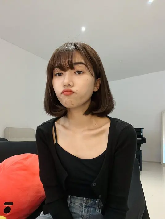 <p>Tidak sedikit yang bilang kalau penampilan Isyana Sarasvati mirip ABG banget. Padahal, tahun ini penyanyi dan juga penulis lagu tersebut akan berusia 29 tahun lho. (Foto: instagram.com/@isyanasarasvat)</p>