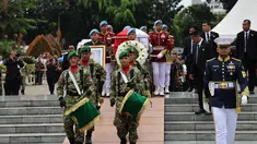 Personel Tentara Nasional Indonesia (TNI) membawa jenazah Wakil Presiden Republik Indonesia ke-6, Try Sutrisno, saat prosesi pemakaman di Taman Makam Pahlawan Nasional, Kalibata , Jakarta, Senin (2/3/2026). Wakil Presiden ke-6 Republik Indonesia, Try Sutrisno meninggal dunia di Rumah Sakit Pusat Angkatan Darat (RSPAD) Gatot Soebroto, Jakarta. (merdeka.com/Arie Basuki)