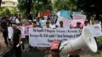 Ratusan massa dari LBH Masyarakat Toba Samosir berbondong-bondong mengepung Mabes Polri, Jakarta, Selasa (29/4/14). (Liputan6.com/Johan Tallo)