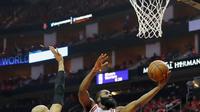 James Harden tampil gemilang saat membantu Houston Rockets menundukkan Oklahoma City Thunder pada babak playoff NBA, Rabu (20/4/2017) waktu setempat. (NBA)