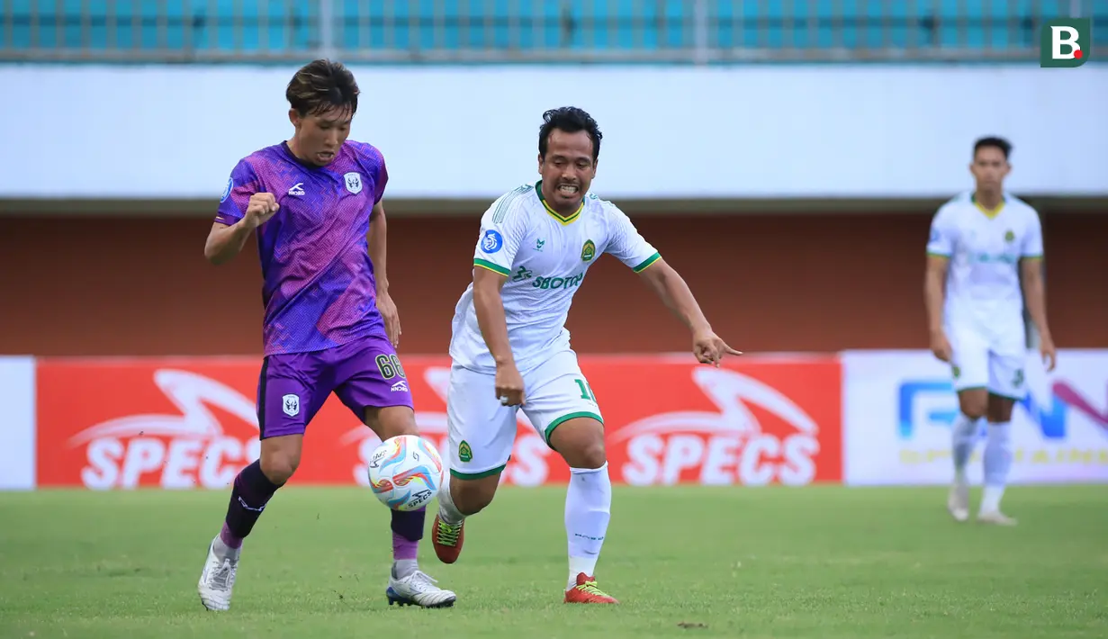 Pemain RANS Nusantara FC, Mitsuru Maruoka (kiri) menguasai bola dibayangi pemain Persikabo 1973, Guntur Triaji pada laga pekan pertama BRI Liga 1 2023/2024 antara RANS Nusantara FC menghadapi Persikabo 1973 di Stadion Maguwoharjo, Sleman, Yogyakarta, Senin (3/7/2023). (Bola.com/Nandang Permana)