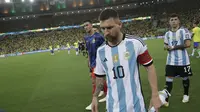 Kapten Argentina, Lionel Messi meninggalkan lapangan saat terjadinya kericuhan penonton antara Brasil versus Argentina di Stadion Maracana, Rio de Janeiro, Rabu (22/11/2023). (AP Photo/Bruna Prado)