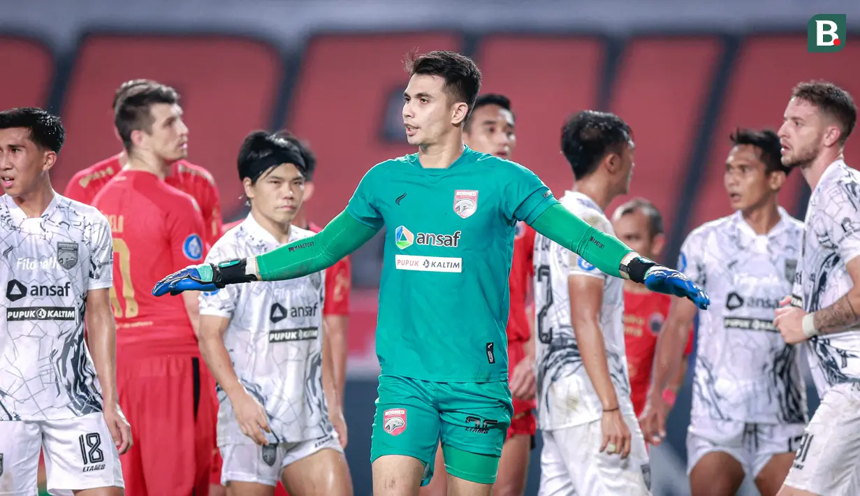 <p>Kiper Borneo FC, Nadeo Argawinata saat menghadapi Persija Jakarta pada laga pekan ke-7 BRI Liga 1 2023/2024 di Stadion Patriot Candrabhaga, Bekasi, Rabu (9/8/2023). (Bola.com/Bagaskara Lazuardi)</p>