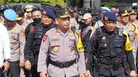 Kapolri Jenderal Listyo Sigit Prabowo beserta jajaran meninjau jajaran Korps Brimob Polri yang bertugas melakukan pengamanan KTT G20 di Pos Pengamanan Pantai Geger, Bali, Sabtu (12/11/2022). (Ist)