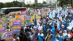 Peringatan May Day atau Hari Buruh diwarnai unjuk rasa di depan gedung DPR, Jakarta, Minggu (1/5). Beragam poster dengan aneka tuntutan menghiasi aksi May Day 2016. (Liputan6.com/Helmi Afandi)
