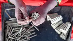 Pekerja membuat rokok linting atau beedi di sebuah pabrik di Nizamabad, India, 10 Oktober 2019. Beedi adalah sebutan untuk rokok linting murah ala India. (NOAH SEELAM/AFP)