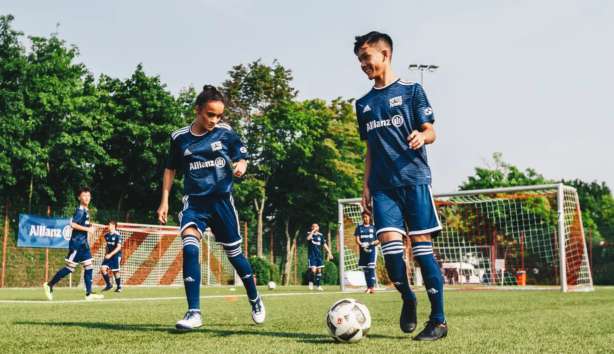 Pesepak bola muda saat mengikuti Allianz Explorer Camp Football 2019 di Munchen, Jerman, Minggu (25/8). Allianz Indonesia mengirimkan dua pesepak bola muda berbakat ke Jerman. (Dokumentasi Allianz)