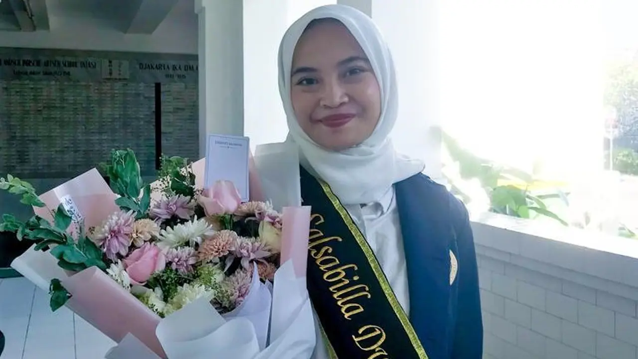 Annisa Salsabilla Dwi Nugrahani, mendapatkan predikat Wisudawan Berprestasi pada Wisuda Unair. (Istimewa)