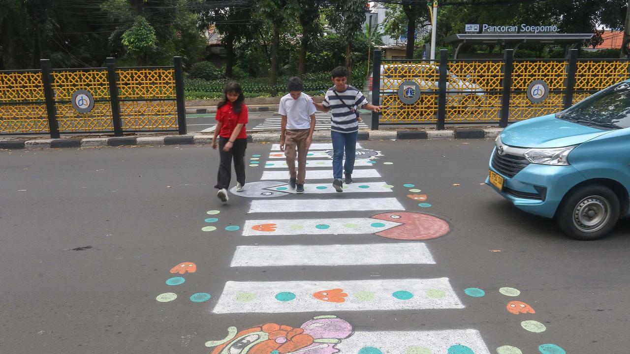 FOTO: Zebra Cross Unik Kreatif Warga di Jalan Soepomo Jadi Perhatian Publik