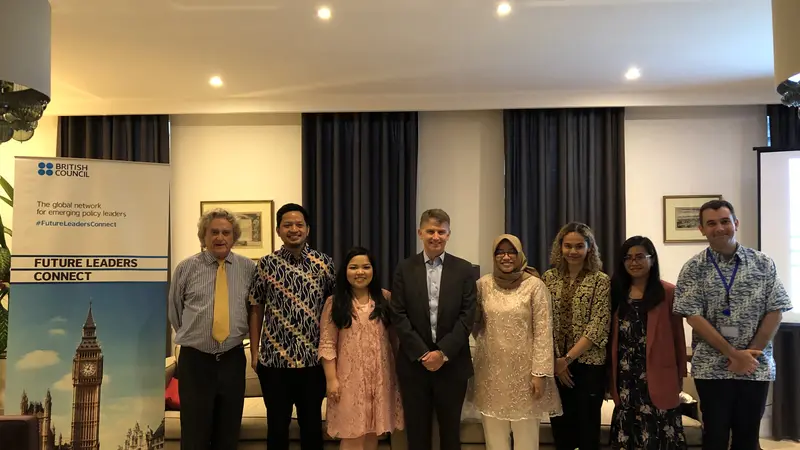 Direktur British Council, Paul Smith, Dubes Inggris untuk Indonesia dan Timor-Leste, Owen Jenkins, dan kelima pemimpin muda pada Future Leaders Connect 2019 Homecoming Reception di Jakarta, Rabu (13/11/2019) (Liputan6.com/Hugo Dimas)