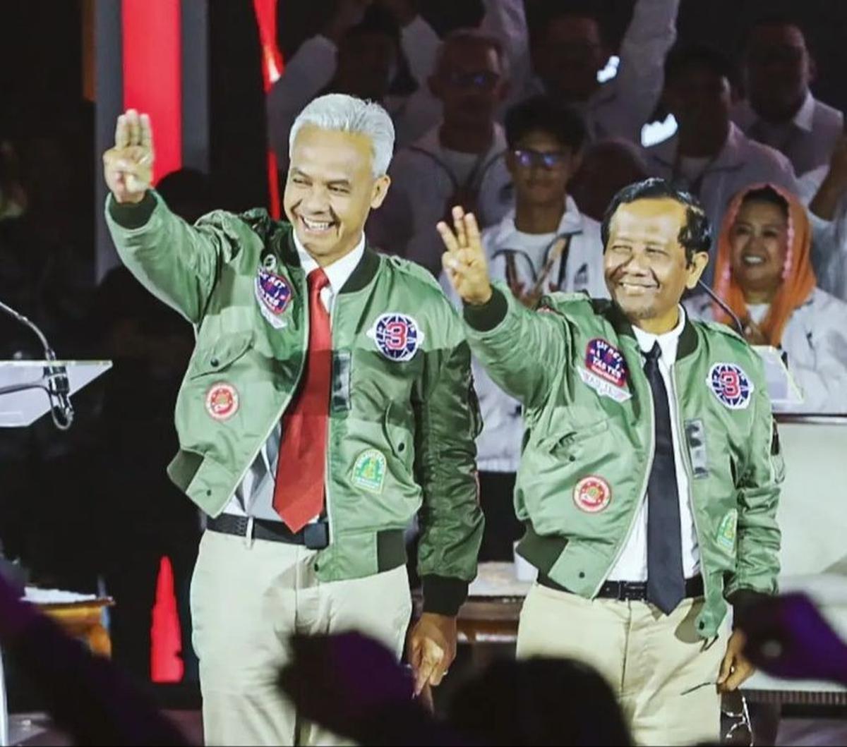 Pasangan Ganjar Pranowo dan Mahfud MD tampak kompak mengenakan jaket bomber hijau bernuansa  film Top Gun saat hadir dalam debat Calon Presiden (Capres) ketiga. <br>