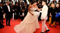Priyanka Chopra dan Nick Jonas di karpet merah Cannes Film Festival 2019. (CHRISTOPHE SIMON / AFP)