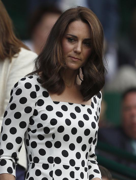 Duchess of Cambridge, Kate Middleton tiba untuk menyaksikan pertandingan antara petenis asal Inggris, Andy Murray melawan petenis Rusia, Alexander Bublik pada babak pertama Wimbledon di London, Inggris (3/7). (AFP Photo/Adrian Dennis)