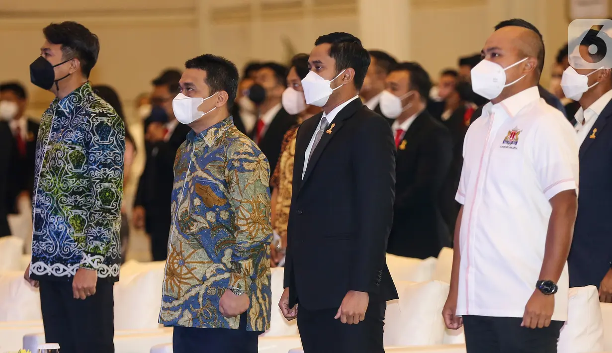 (ki-ka) Sekjen BPP HIPMI Bagas Adhadirgha, Wagub DKI Jakarta Riza Patria, Ketua Umum HIPMI Jaya Sona Maesana dan Wakil Ketum Kadin DKI Jakarta, Afifuddin Suhaeli Kalla pada Pengukuhan Anggota Baru HIPMI Jaya 2021 di The Tribrata Darmawangsa, Jakarta, Kamis (02/12/2021). (Liputan6.com/Fery Pradolo)