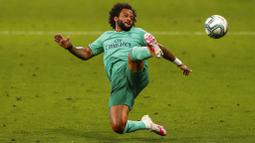 Bek Real Madrid, Marcelo, menghalau bola saat melawan Espanyol pada laga La Liga di Stadion Cornella-El Prat, Minggu (28/6/2020). Real Madrid menang 1-0 atas Espanyol. (AP/Joan Monfort)