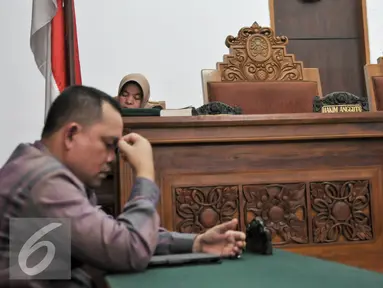 Hakim tunggal Pengadilan Negeri Jakarta Selatan, Martin Ponto menolak praperadilan kakak Saipul Jamil, Samsul Hidayatullah, Jakarta, Senin (29/8). (Liputan6.com/Yoppy Renato)
