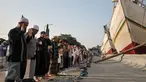 Umat Islam melaksanakan salat Idul Adha 2016/1437 H di Pelabuhan Sunda Kelapa, Jakarta, Senin (12/9). Nuansa khas pelabuhan menjadi keunikan tersendiri saat salat Idul Adha di tempat ini. (Liputan6.com/Yoppy Renato)