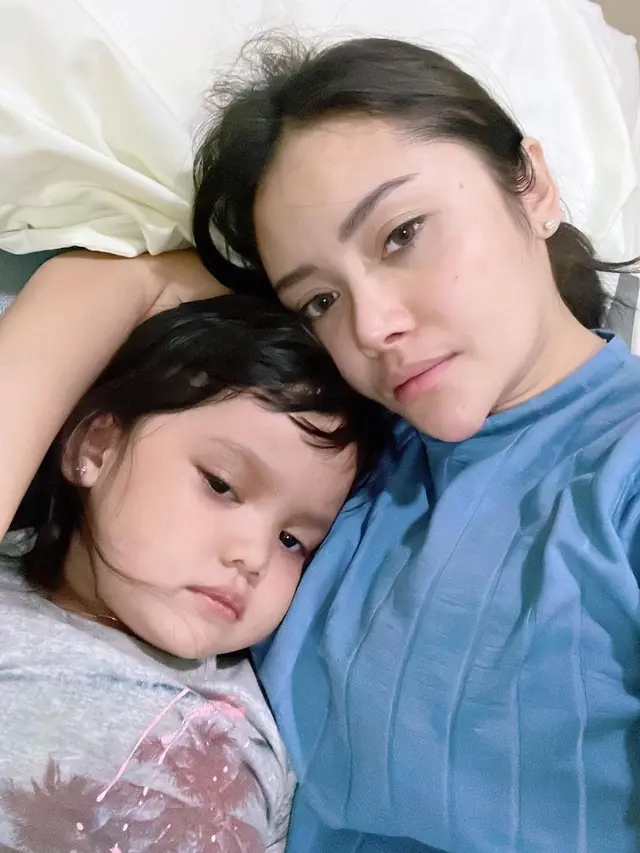 Jalani Opname, Ini 7 Potret Mawar AFI Temani Putrinya yang Terbaring Sakit