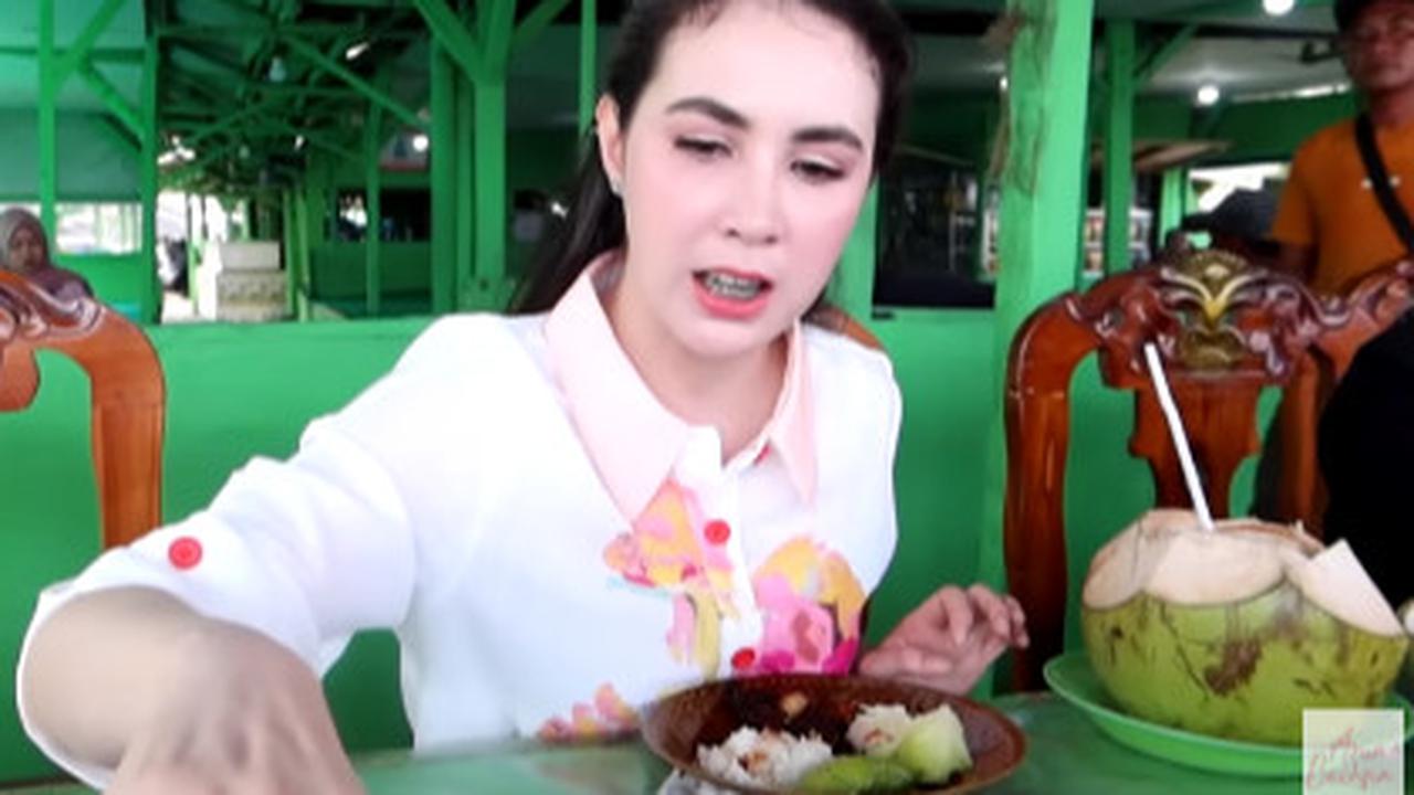 Makan Ikan Bakar di Warung Sisi Pantai, Arumi Bachsin: Saking Nikmatnya Kalau Mertua Lewat Pun Aku Enggak Nengok