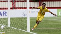 Gelandang Bhayangkara FC, Adam Alis, melakukan selebrasi usai mencetak gol ke gawang Arema FC pada laga Shopee Liga 1 di Stadion PTIK, Jakarta, Rabu (27/11). Bhayangkara menang 1-0 atas Arema. (Bola.com/Yoppy Renato)