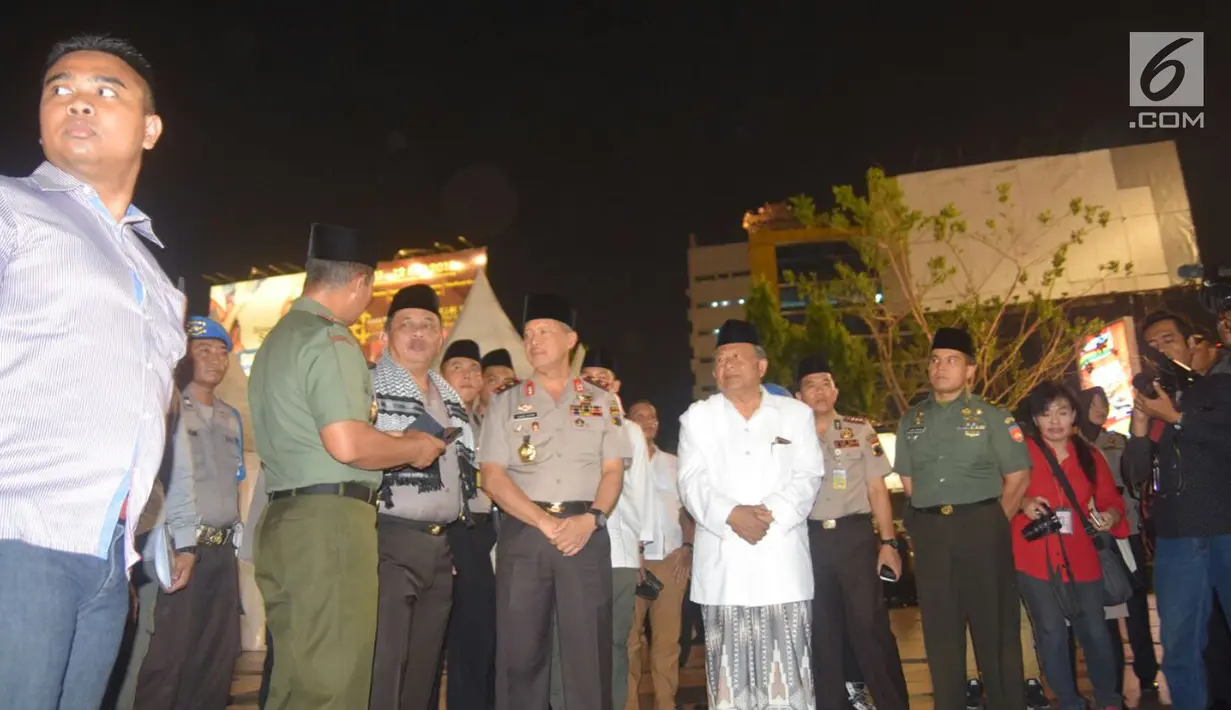 Sejumlah tokoh agama dan pejabat Polda Jawa Tengah menghadiri tablig akbar di Simpang Lima, Semarang, Minggu (13/5). Acara ini untuk mendoakan korban teror Mako Brimob, Jakarta beberapa waktu lalu dan teror bom gereja di Surabaya. (Liputan6.com/Gholib)
