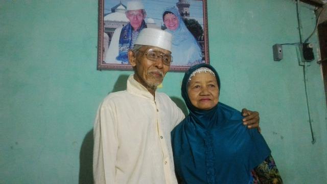 Sulemi dan istri kini adalah sepasang kakek-nenek yang berbahagia dikelilingi anak, cucu dan saudara yang mencintainya. (Foto: Liputan6.com/Muhamad Ridlo)