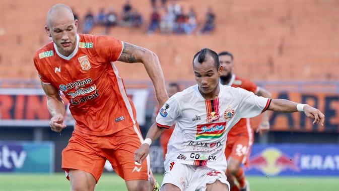 Duel bek Borneo FC, Jan Lammers dengan gelandang sayap Persija, Riko Simanjuntak pada leg kedua semifinal Piala Indonesia. (Istimewa)