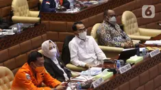 Menhub Budi Karya Sumadi (kedua kanan), Wakil Menteri PUPR John Wempi Wetipo (kanan), Kepala BMKG Dwikorita Karnawati (kedua kiri) dan Kepala BNPP Marsekal Madya TNI Henri Alfiandi rapat kerja dengan Komisi V DPR di Kompleks Parlemen Senayan, Jakarta, Rabu (1/12/2021). (Liputan6.com/Angga Yuniar)