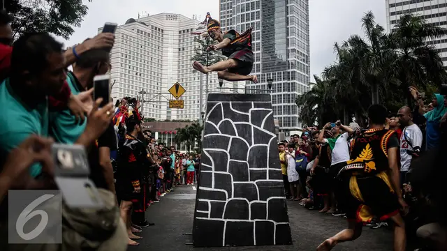 Kenalkan Seni dan Kebudayaan, Pemuda Nias Lompat Batu di CFD